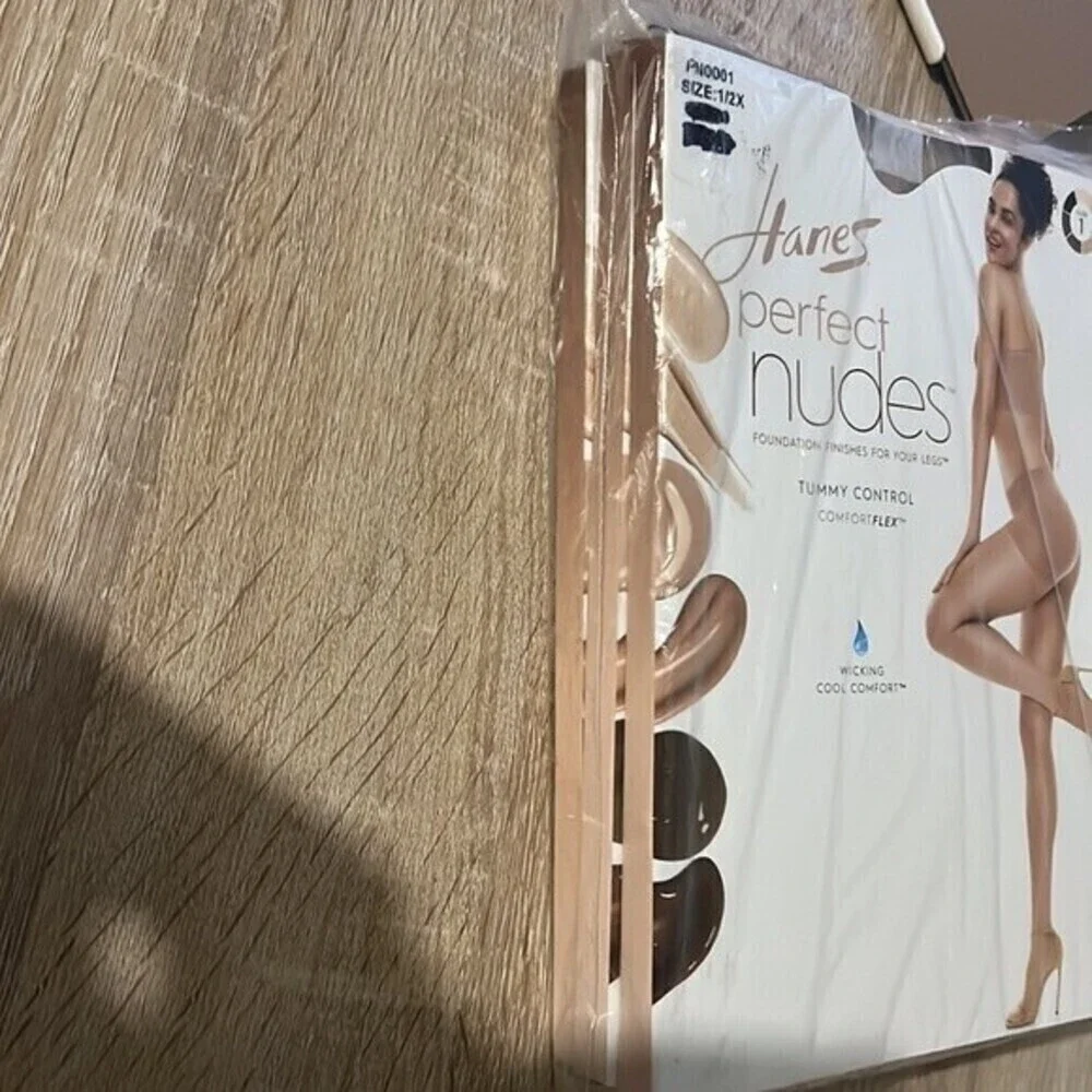 Hanes Silk Reflections Women's Perfect Nudes Control Top Pantyhose. Size 1/2x.